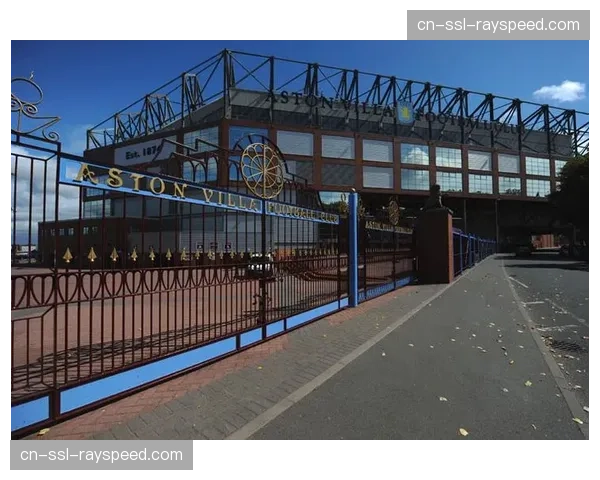 维拉公园球场:阿斯顿维拉得势不得分,利兹联任意球破门 维拉公园球场:阿斯顿维拉得势不得分,利兹联任意球破门