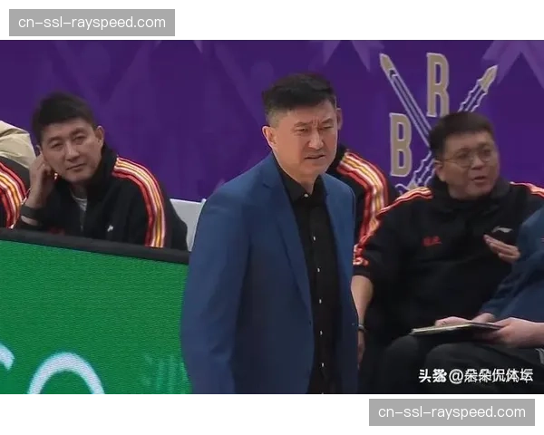 战术板：广东队杜锋指导在一次暂停中，用战术板详细布置了低位夹击的时机与路线