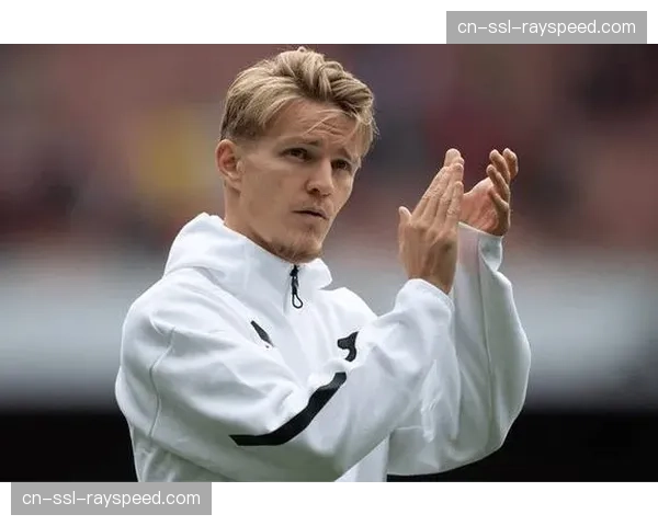 赛后，阿森纳队长厄德高独自留在场内，向远道而来的客队球迷致谢