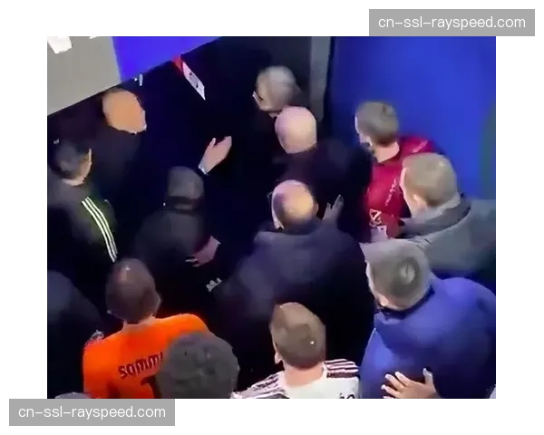 中场哨响，尼斯主帅法雷利与裁判组激烈交流，质疑一次禁区内的身体接触